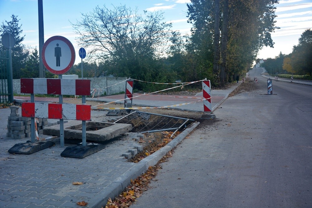 W marcu br. rozpoczęła się naprawa szkód górniczych na ulicy Czarnoleśnej w Rudzie Śląskiej. Od tego czasu ulica została zamknięta dla ruchu pojazdów osobowych. Trwa kompleksowa przebudowa drogi. Jak wygląda przebieg prac? Zobaczcie zdjęcia.

fot. Jacek Knapik
