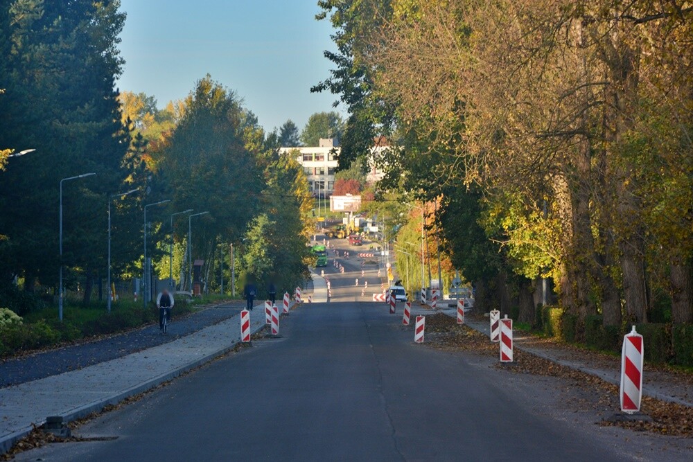 W marcu br. rozpoczęła się naprawa szkód górniczych na ulicy Czarnoleśnej w Rudzie Śląskiej. Od tego czasu ulica została zamknięta dla ruchu pojazdów osobowych. Trwa kompleksowa przebudowa drogi. Jak wygląda przebieg prac? Zobaczcie zdjęcia.

fot. Jacek Knapik