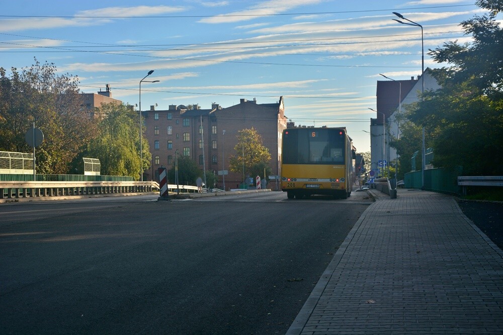 W marcu br. rozpoczęła się naprawa szkód górniczych na ulicy Czarnoleśnej w Rudzie Śląskiej. Od tego czasu ulica została zamknięta dla ruchu pojazdów osobowych. Trwa kompleksowa przebudowa drogi. Jak wygląda przebieg prac? Zobaczcie zdjęcia.

fot. Jacek Knapik