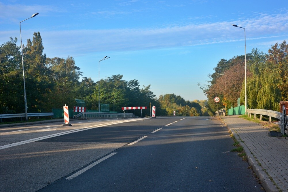 W marcu br. rozpoczęła się naprawa szkód górniczych na ulicy Czarnoleśnej w Rudzie Śląskiej. Od tego czasu ulica została zamknięta dla ruchu pojazdów osobowych. Trwa kompleksowa przebudowa drogi. Jak wygląda przebieg prac? Zobaczcie zdjęcia.

fot. Jacek Knapik