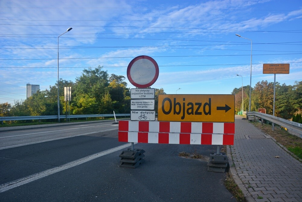 W marcu br. rozpoczęła się naprawa szkód górniczych na ulicy Czarnoleśnej w Rudzie Śląskiej. Od tego czasu ulica została zamknięta dla ruchu pojazdów osobowych. Trwa kompleksowa przebudowa drogi. Jak wygląda przebieg prac? Zobaczcie zdjęcia.

fot. Jacek Knapik