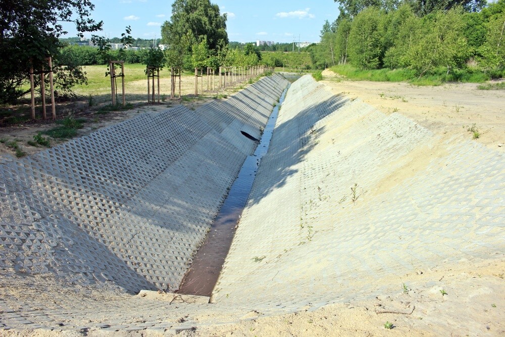 Kanalizacja deszczowa, zbiornik retencyjny, odtworzenie nawierzchni jezdni i chodników - to najważniejsze punkty inwestycji zrealizowanej na ul. Wyzwolenia od nr 142 do nr 86 oraz na części ul. Wireckiej. 