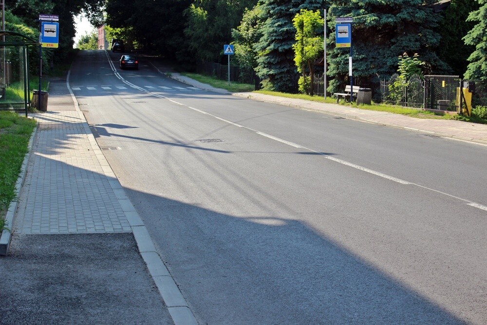 Kanalizacja deszczowa, zbiornik retencyjny, odtworzenie nawierzchni jezdni i chodników - to najważniejsze punkty inwestycji zrealizowanej na ul. Wyzwolenia od nr 142 do nr 86 oraz na części ul. Wireckiej. 