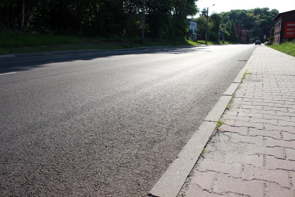 Kanalizacja deszczowa, zbiornik retencyjny, odtworzenie nawierzchni jezdni i chodników - to najważniejsze punkty inwestycji zrealizowanej na ul. Wyzwolenia od nr 142 do nr 86 oraz na części ul. Wireckiej. 