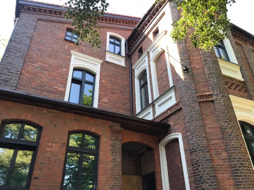 Trwa remont zabytkowej kamienicy na rogu ul. Niedurnego i Hallera w Nowym Bytomiu. Pierwszy etap remontu ma zakończyć się w październiku, a drugi w styczniu. Budynek będzie pełnić funkcję usługową.