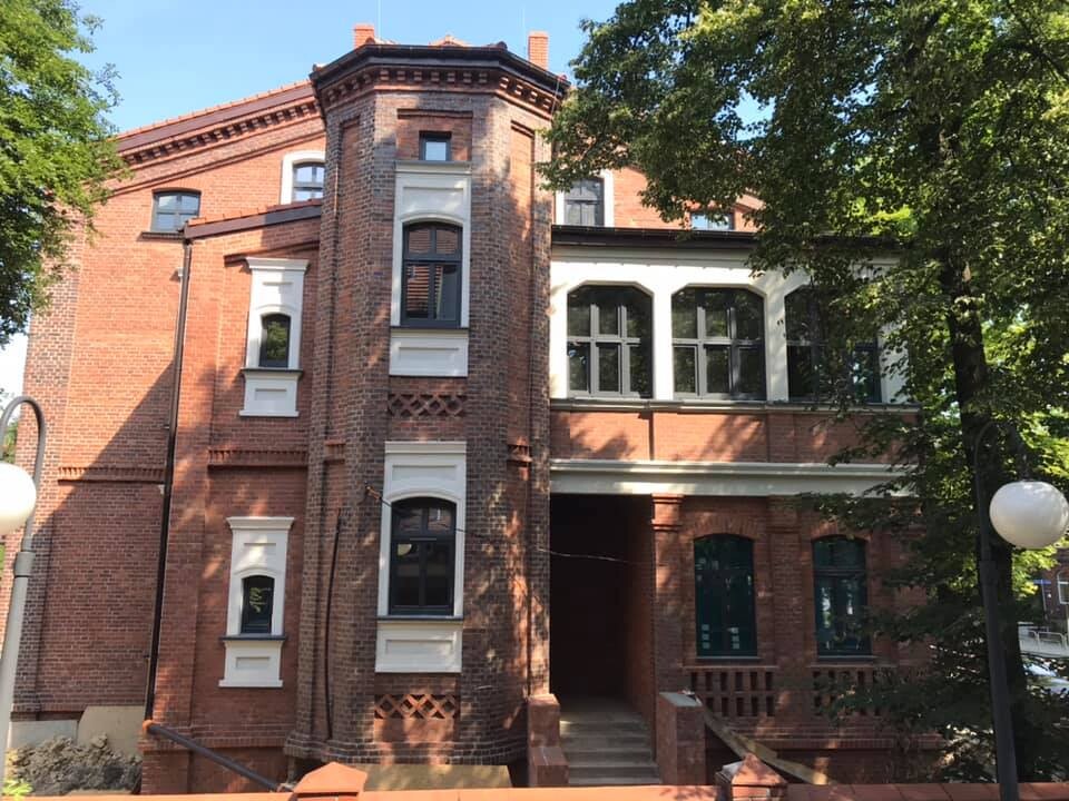 Trwa remont zabytkowej kamienicy na rogu ul. Niedurnego i Hallera w Nowym Bytomiu. Pierwszy etap remontu ma zakończyć się w październiku, a drugi w styczniu. Budynek będzie pełnić funkcję usługową.