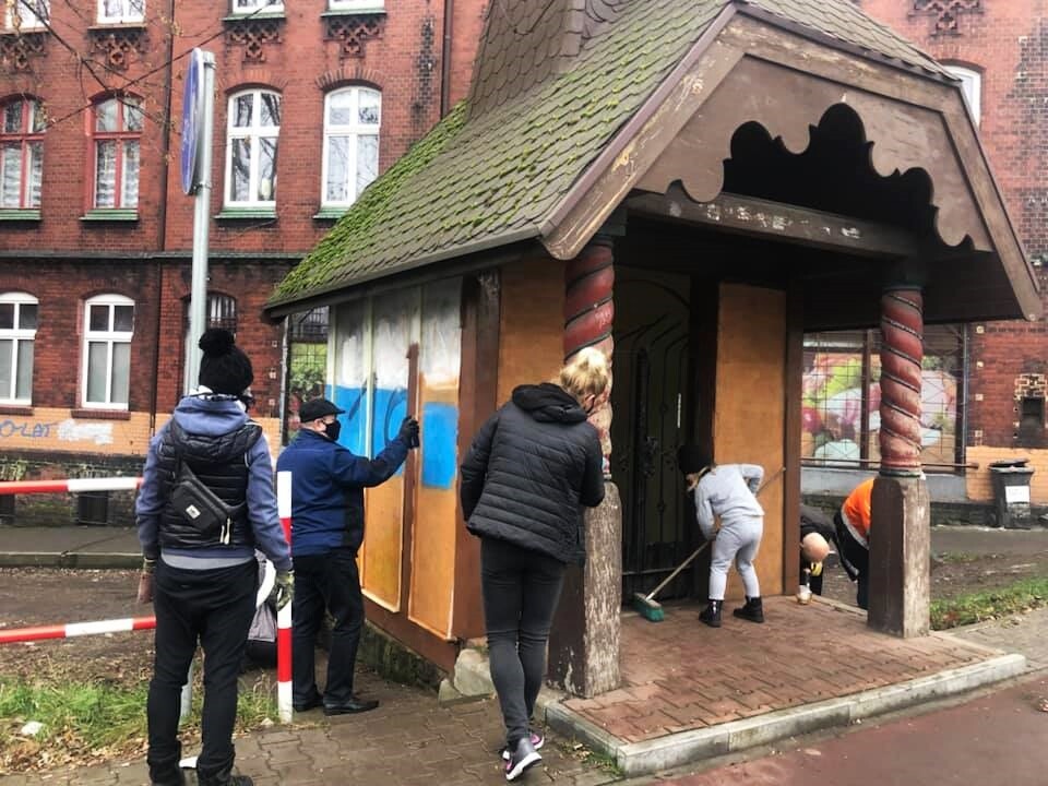 Mieszkańcy Rudy Śląskiej wzięli sprawy w swoje ręce i odnowili zabytkową kapliczkę znajdującą się w okolicy ulic Piastowskiej i Wesołej w dzielnicy Ruda. Miejsce to od wielu lat było zaniedbane. Kapliczka notorycznie niszczona była przez wandali. 

fot. Radzi Rudzie