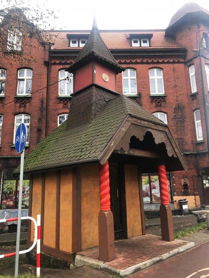 Mieszkańcy Rudy Śląskiej wzięli sprawy w swoje ręce i odnowili zabytkową kapliczkę znajdującą się w okolicy ulic Piastowskiej i Wesołej w dzielnicy Ruda. Miejsce to od wielu lat było zaniedbane. Kapliczka notorycznie niszczona była przez wandali. 

fot. Radzi Rudzie