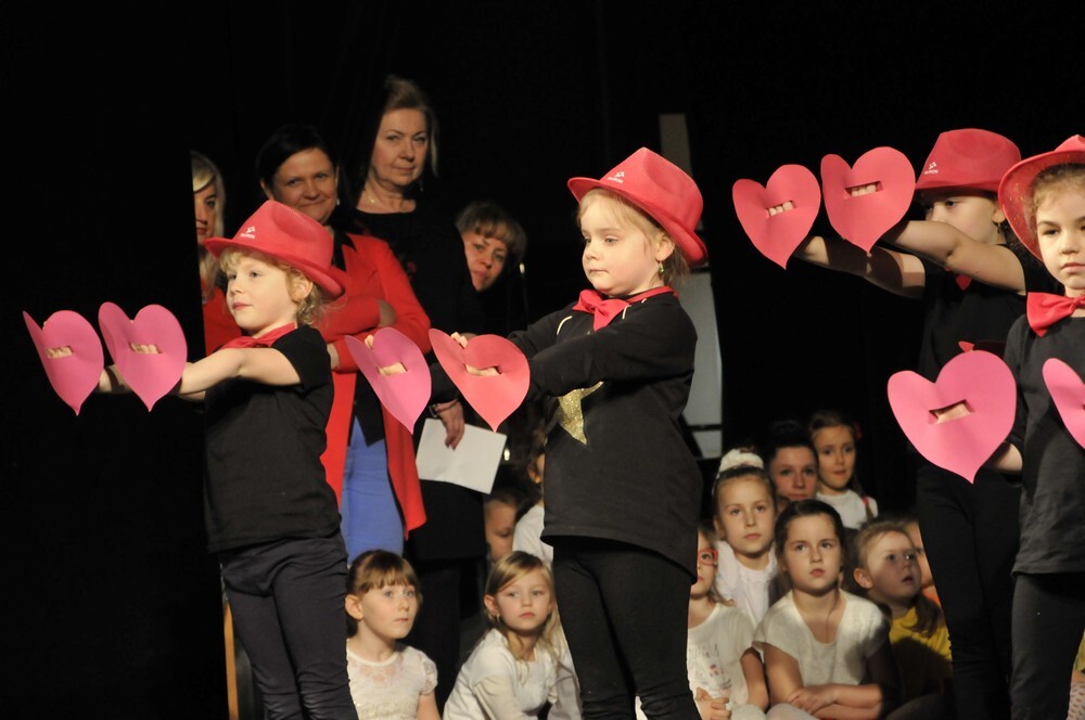 Młodzi artyści z Przedszkola nr 30 Bajkowa Kraina w Rudzie Śląskiej zaprezentowały również taniec serc w rytmie znanej melodii z Różowej Pantery. 