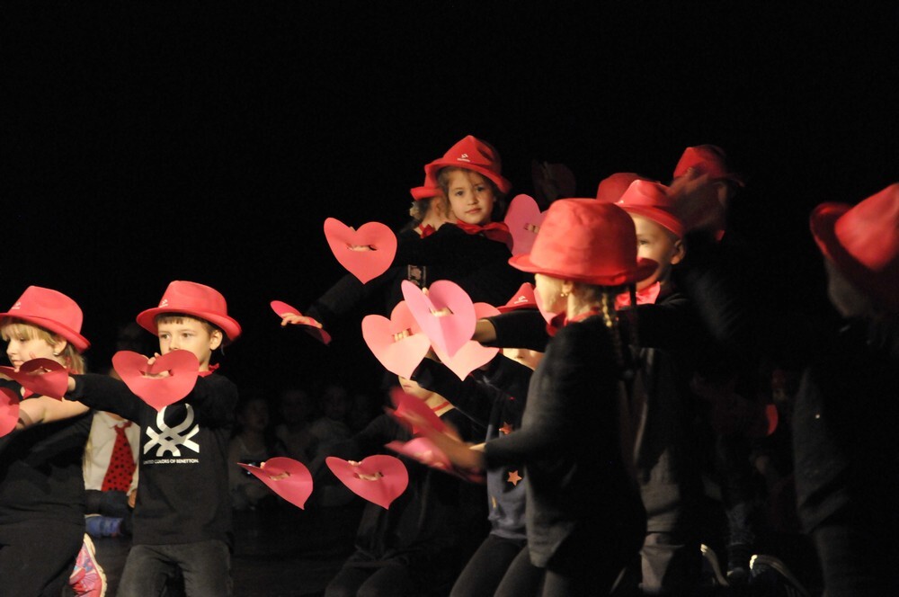 Dzieci z Przedszkola nr 30, czyli z Bajkowej Krainy, wystąpiły na scenie Domu Kultury w Bielszowicach.