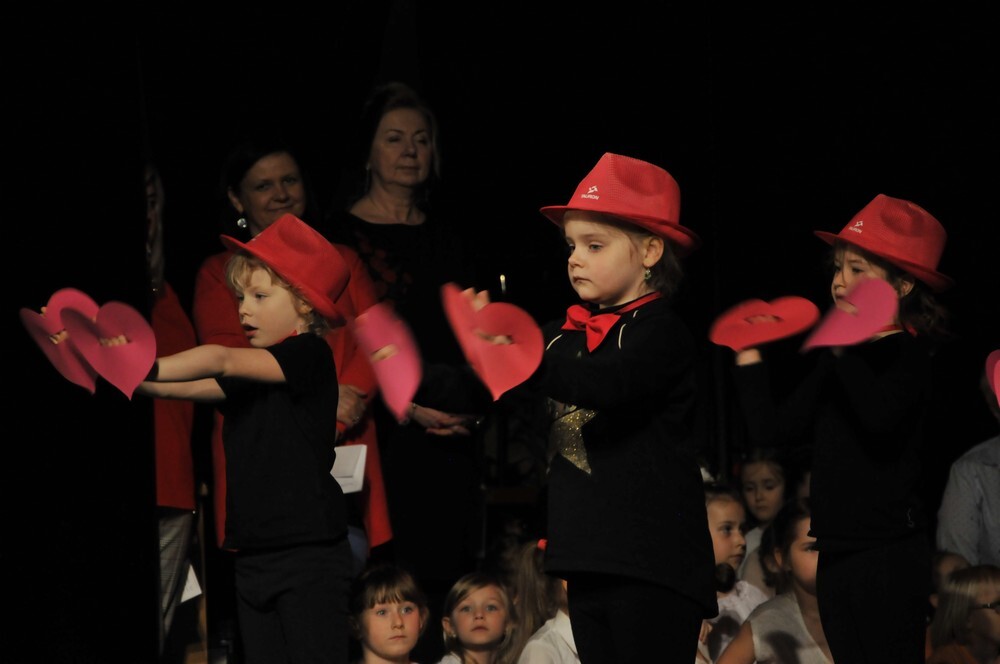 Dzieci z Przedszkola nr 30, czyli z Bajkowej Krainy, wystąpiły na scenie Domu Kultury w Bielszowicach.
