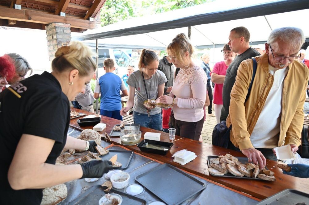Zapach świeżego chleba i mnóstwo radości – za nami rodzinny piknik przy piekaroku!/fot. FB Michał Pierończyk