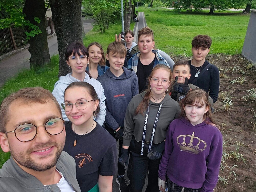 W ubiegły czwartek planty w Kochłowicach tłumnie odwiedzili miłośnicy roślin. Obsadzili rozmaitymi gatunkami kwiatów parkowe alejki.

fot. Rafał Wypior