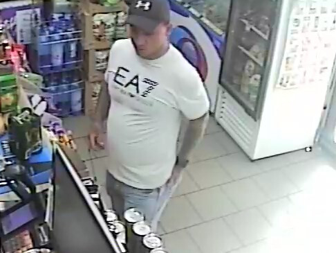 Rozbój na starszym mężczyźnie w Rudzie Śląskiej. Policja publikuje nagrania z monitoringu