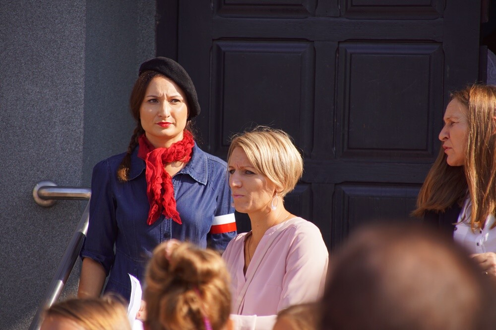 Ponad 15 tysięcy uczniów rozpoczęło dzisiaj naukę w rudzkich szkołach. W Szkoła Szkole Podstawowej nr 24 im. Powstańców Śląskich w Rudzie Śląskiej rozpoczęcie roku szkolnego zorganizowano w formie happeningu nawiązującego do 1 i 17 września 1939 r.