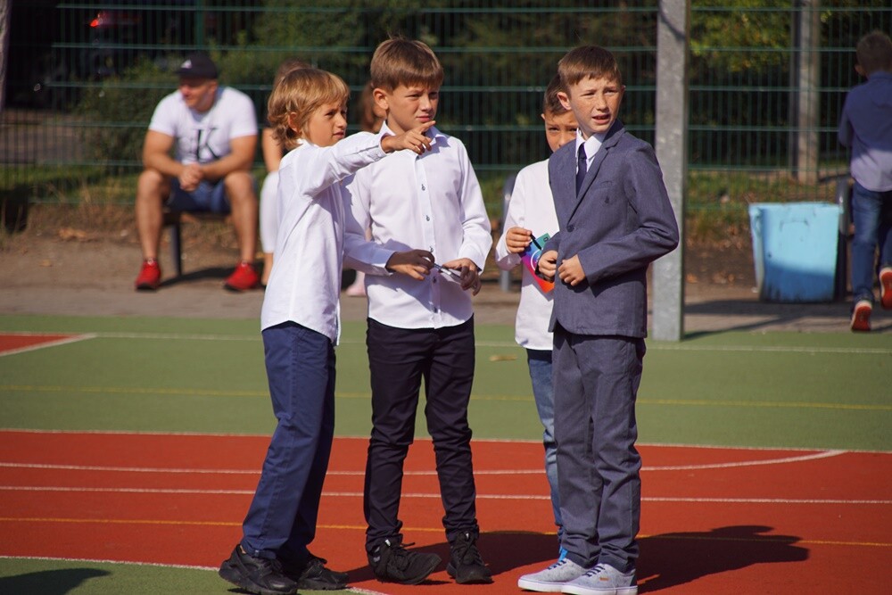 Ponad 15 tysięcy uczniów rozpoczęło dzisiaj naukę w rudzkich szkołach. W Szkoła Szkole Podstawowej nr 24 im. Powstańców Śląskich w Rudzie Śląskiej rozpoczęcie roku szkolnego zorganizowano w formie happeningu nawiązującego do 1 i 17 września 1939 r.