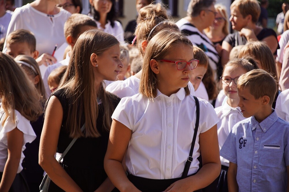 Ponad 15 tysięcy uczniów rozpoczęło dzisiaj naukę w rudzkich szkołach. W Szkoła Szkole Podstawowej nr 24 im. Powstańców Śląskich w Rudzie Śląskiej rozpoczęcie roku szkolnego zorganizowano w formie happeningu nawiązującego do 1 i 17 września 1939 r.
