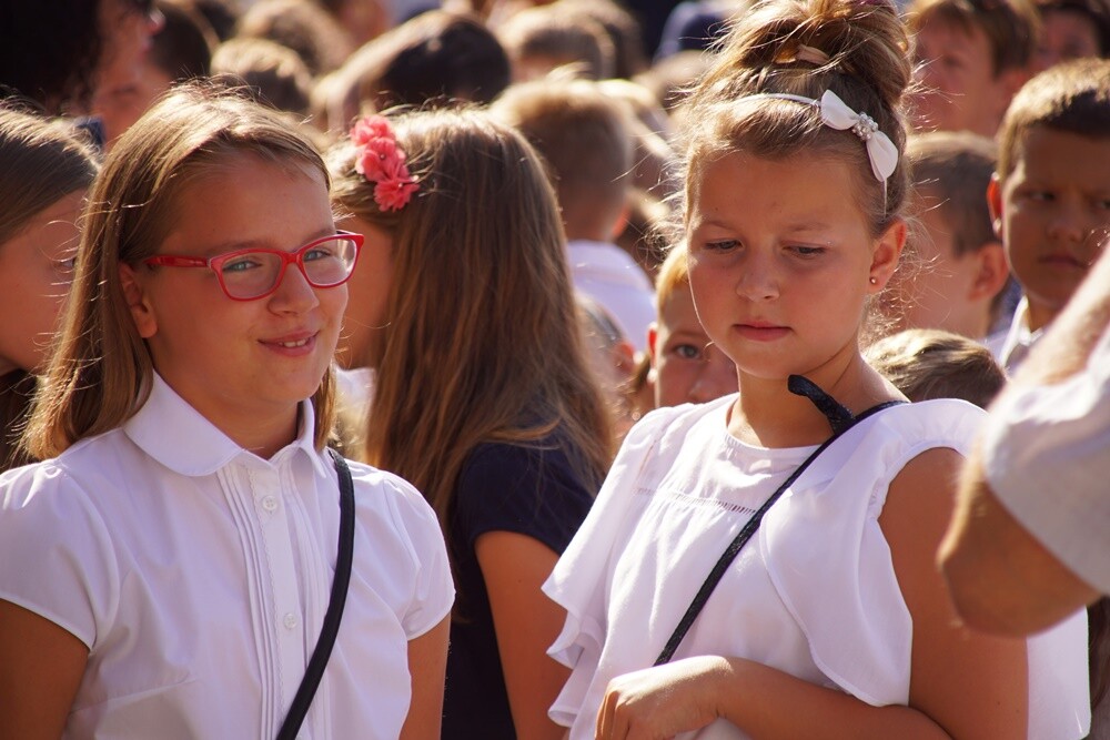 Ponad 15 tysięcy uczniów rozpoczęło dzisiaj naukę w rudzkich szkołach. W Szkoła Szkole Podstawowej nr 24 im. Powstańców Śląskich w Rudzie Śląskiej rozpoczęcie roku szkolnego zorganizowano w formie happeningu nawiązującego do 1 i 17 września 1939 r.