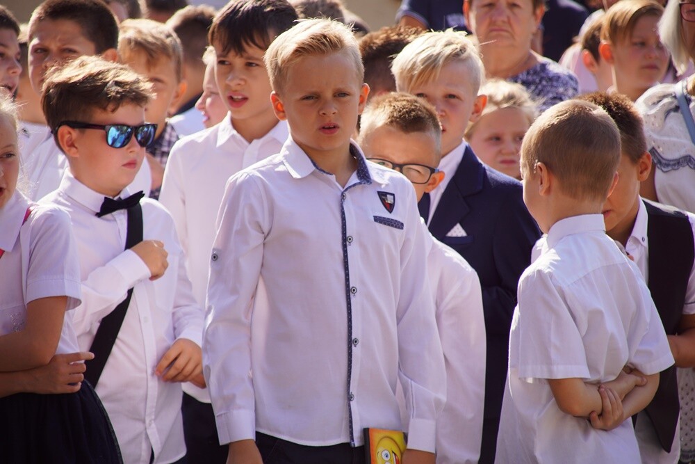 Ponad 15 tysięcy uczniów rozpoczęło dzisiaj naukę w rudzkich szkołach. W Szkoła Szkole Podstawowej nr 24 im. Powstańców Śląskich w Rudzie Śląskiej rozpoczęcie roku szkolnego zorganizowano w formie happeningu nawiązującego do 1 i 17 września 1939 r.