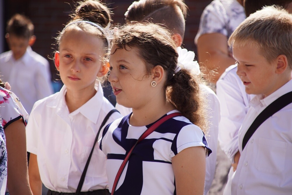 Ponad 15 tysięcy uczniów rozpoczęło dzisiaj naukę w rudzkich szkołach. W Szkoła Szkole Podstawowej nr 24 im. Powstańców Śląskich w Rudzie Śląskiej rozpoczęcie roku szkolnego zorganizowano w formie happeningu nawiązującego do 1 i 17 września 1939 r.