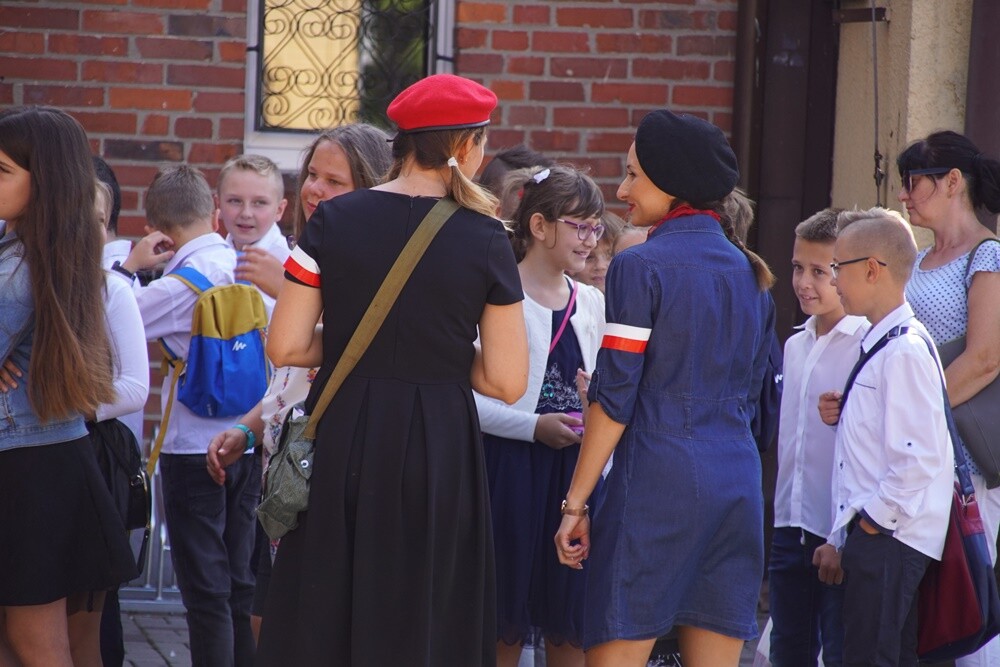 Ponad 15 tysięcy uczniów rozpoczęło dzisiaj naukę w rudzkich szkołach. W Szkoła Szkole Podstawowej nr 24 im. Powstańców Śląskich w Rudzie Śląskiej rozpoczęcie roku szkolnego zorganizowano w formie happeningu nawiązującego do 1 i 17 września 1939 r.