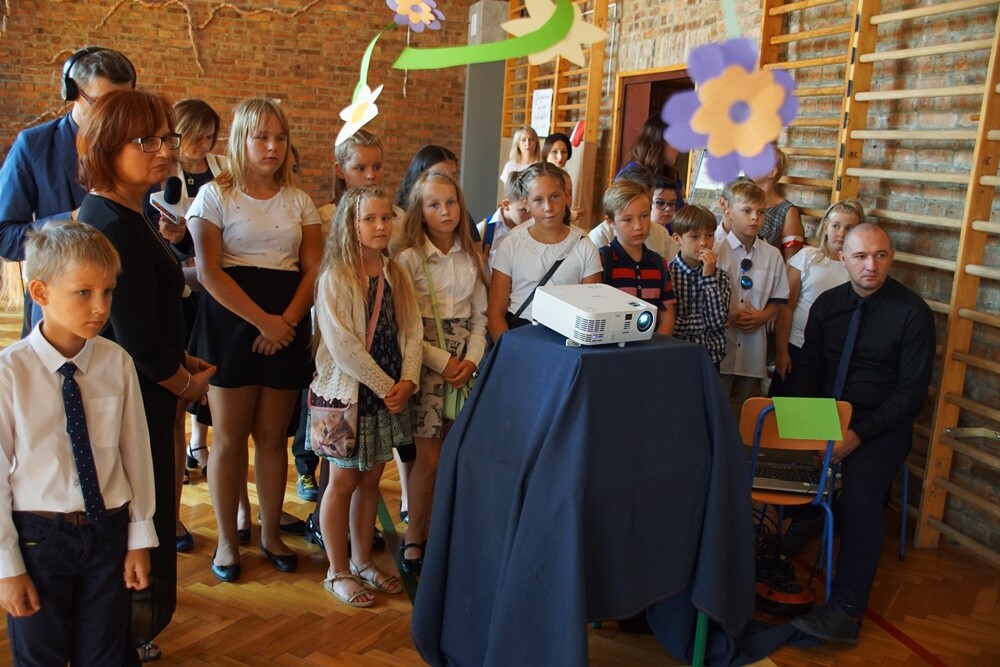 Ponad 15 tysięcy uczniów rozpoczęło dzisiaj naukę w rudzkich szkołach. W Szkoła Szkole Podstawowej nr 24 im. Powstańców Śląskich w Rudzie Śląskiej rozpoczęcie roku szkolnego zorganizowano w formie happeningu nawiązującego do 1 i 17 września 1939 r.