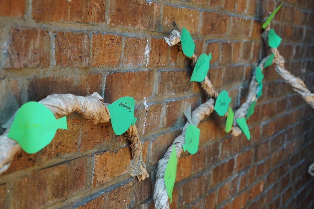 Ponad 15 tysięcy uczniów rozpoczęło dzisiaj naukę w rudzkich szkołach. W Szkoła Szkole Podstawowej nr 24 im. Powstańców Śląskich w Rudzie Śląskiej rozpoczęcie roku szkolnego zorganizowano w formie happeningu nawiązującego do 1 i 17 września 1939 r.