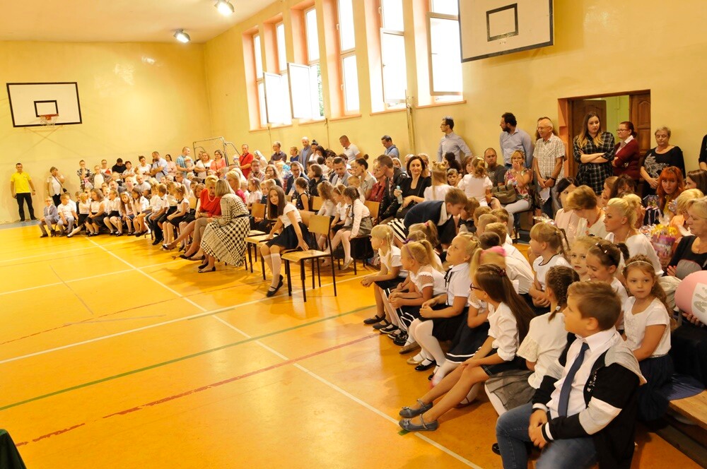 Ponad 19 tysięcy uczniów rozpoczęło dziś naukę w rudzkich szkołach. Dla ponad 1380 z nich był to wyjątkowy dzień, bo progi szkoły przekroczyli po raz pierwszy.