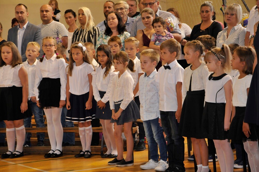 Ponad 19 tysięcy uczniów rozpoczęło dziś naukę w rudzkich szkołach. Dla ponad 1380 z nich był to wyjątkowy dzień, bo progi szkoły przekroczyli po raz pierwszy.