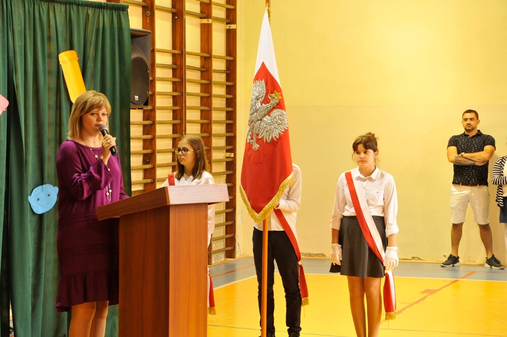 Ponad 19 tysięcy uczniów rozpoczęło dziś naukę w rudzkich szkołach. Dla ponad 1380 z nich był to wyjątkowy dzień, bo progi szkoły przekroczyli po raz pierwszy.