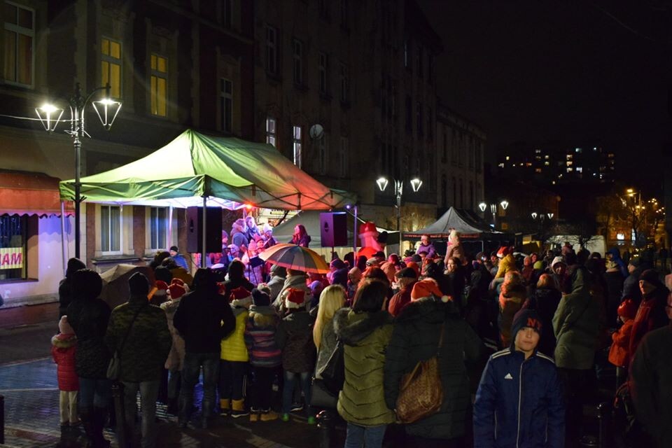 W sobotę na zbiegu ulic Pocztowej i Katowickiej w Świętochłowicach odbył się bożonarodzeniowy jarmark.