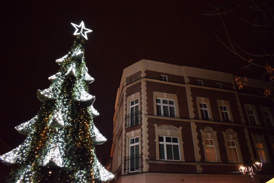 W sobotę na zbiegu ulic Pocztowej i Katowickiej w Świętochłowicach odbył się bożonarodzeniowy jarmark.