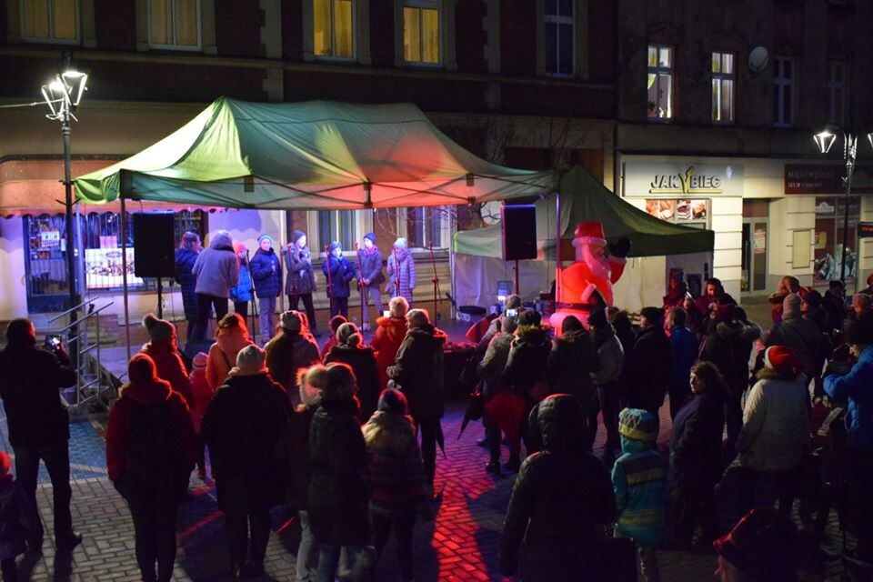 W sobotę na zbiegu ulic Pocztowej i Katowickiej w Świętochłowicach odbył się bożonarodzeniowy jarmark.