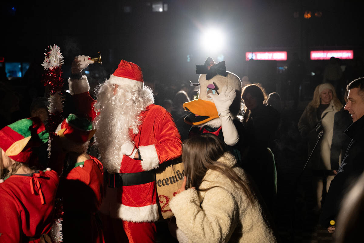 3 grudnia Ruda Śląska zyskała prawdziwie świąteczny blask, a to za sprawą rozświetlenia 10-metrowej choinki na placu Jana Pawła II. / fot. Marek Faber