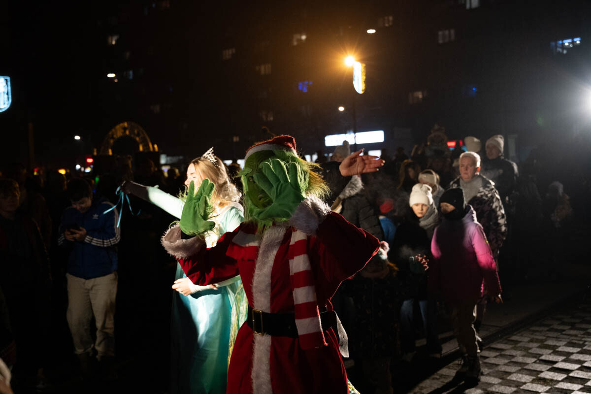 3 grudnia Ruda Śląska zyskała prawdziwie świąteczny blask, a to za sprawą rozświetlenia 10-metrowej choinki na placu Jana Pawła II. / fot. Marek Faber
