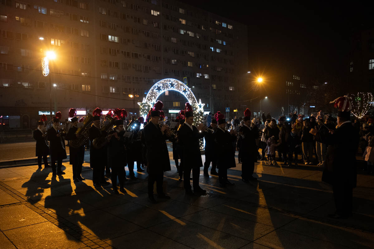 3 grudnia Ruda Śląska zyskała prawdziwie świąteczny blask, a to za sprawą rozświetlenia 10-metrowej choinki na placu Jana Pawła II. / fot. Marek Faber