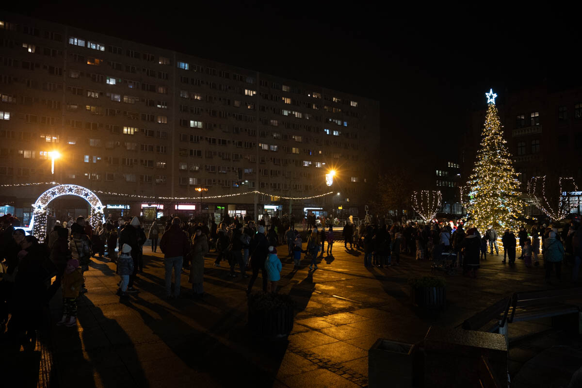 3 grudnia Ruda Śląska zyskała prawdziwie świąteczny blask, a to za sprawą rozświetlenia 10-metrowej choinki na placu Jana Pawła II. / fot. Marek Faber