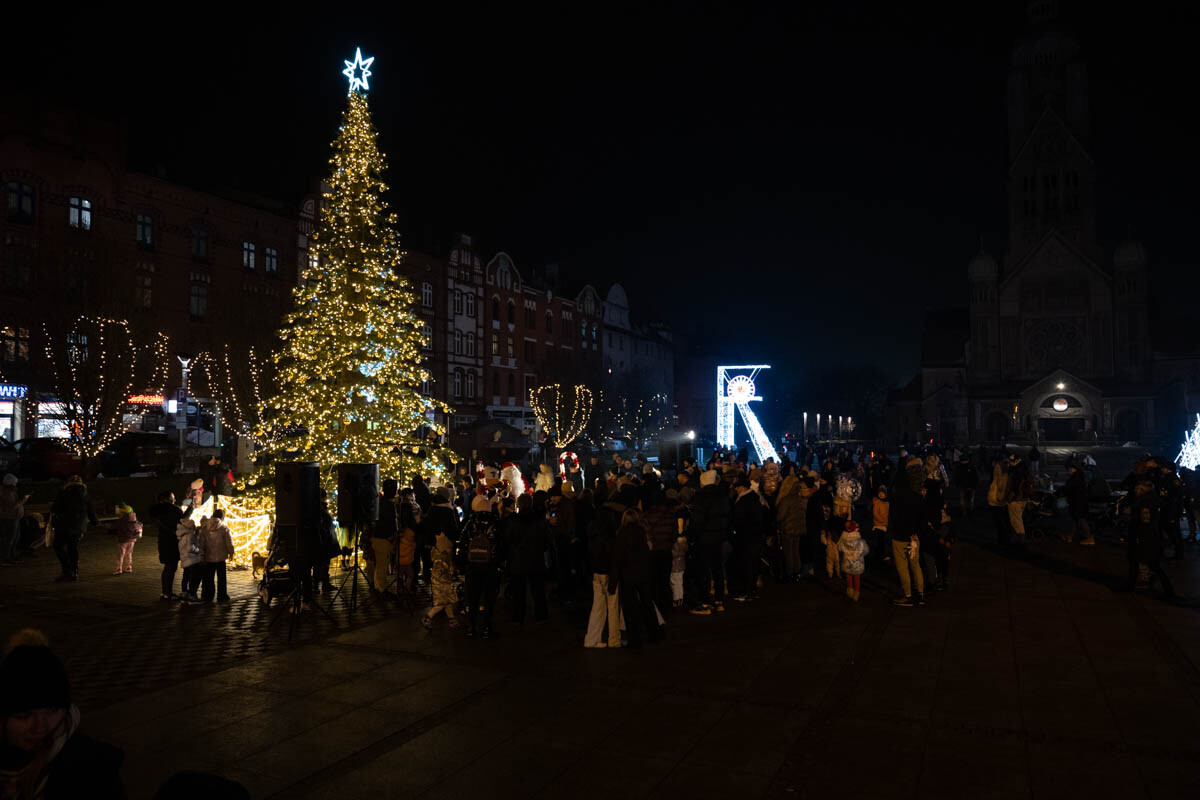 3 grudnia Ruda Śląska zyskała prawdziwie świąteczny blask, a to za sprawą rozświetlenia 10-metrowej choinki na placu Jana Pawła II. / fot. Marek Faber
