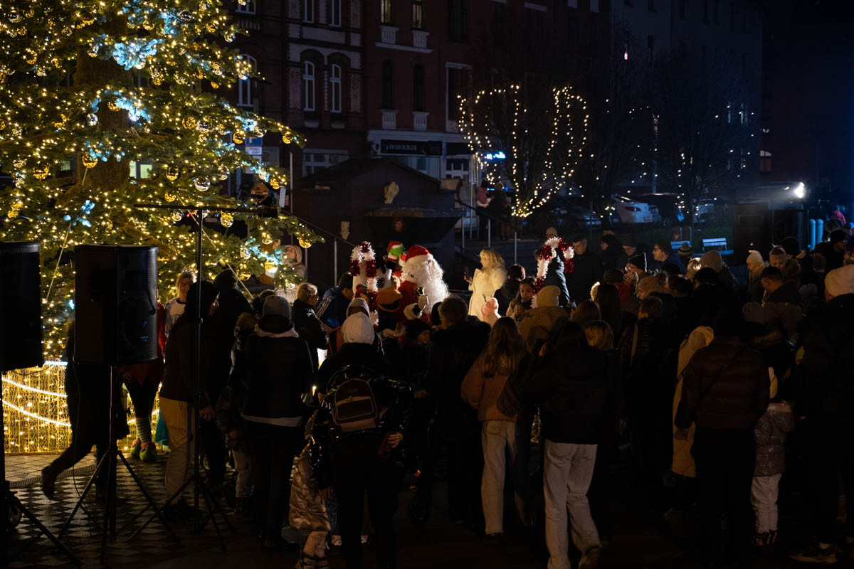 3 grudnia Ruda Śląska zyskała prawdziwie świąteczny blask, a to za sprawą rozświetlenia 10-metrowej choinki na placu Jana Pawła II. / fot. Marek Faber