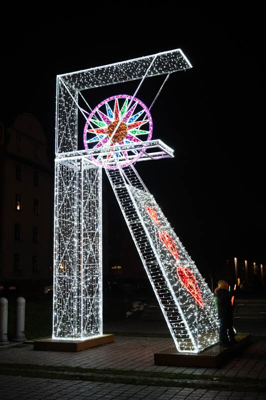 3 grudnia Ruda Śląska zyskała prawdziwie świąteczny blask, a to za sprawą rozświetlenia 10-metrowej choinki na placu Jana Pawła II. / fot. Marek Faber