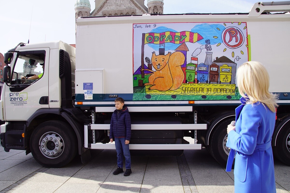 Wręczenie nagród laureatom konkursu na projekt grafiki na samochód ciężarowy przeznaczony do odbioru odpadów komunalnych.