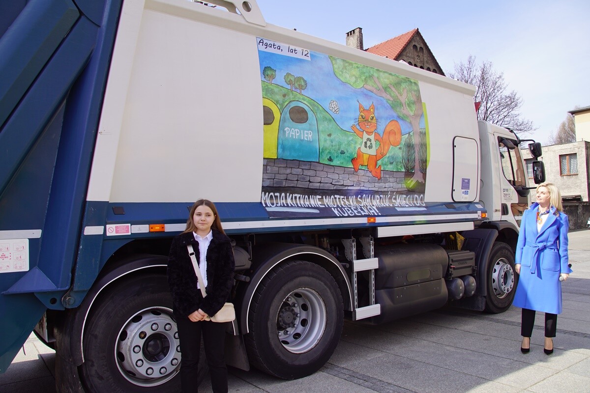 Wręczenie nagród laureatom konkursu na projekt grafiki na samochód ciężarowy przeznaczony do odbioru odpadów komunalnych.