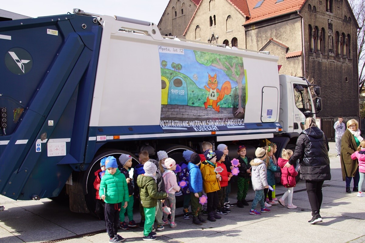 Wręczenie nagród laureatom konkursu na projekt grafiki na samochód ciężarowy przeznaczony do odbioru odpadów komunalnych.