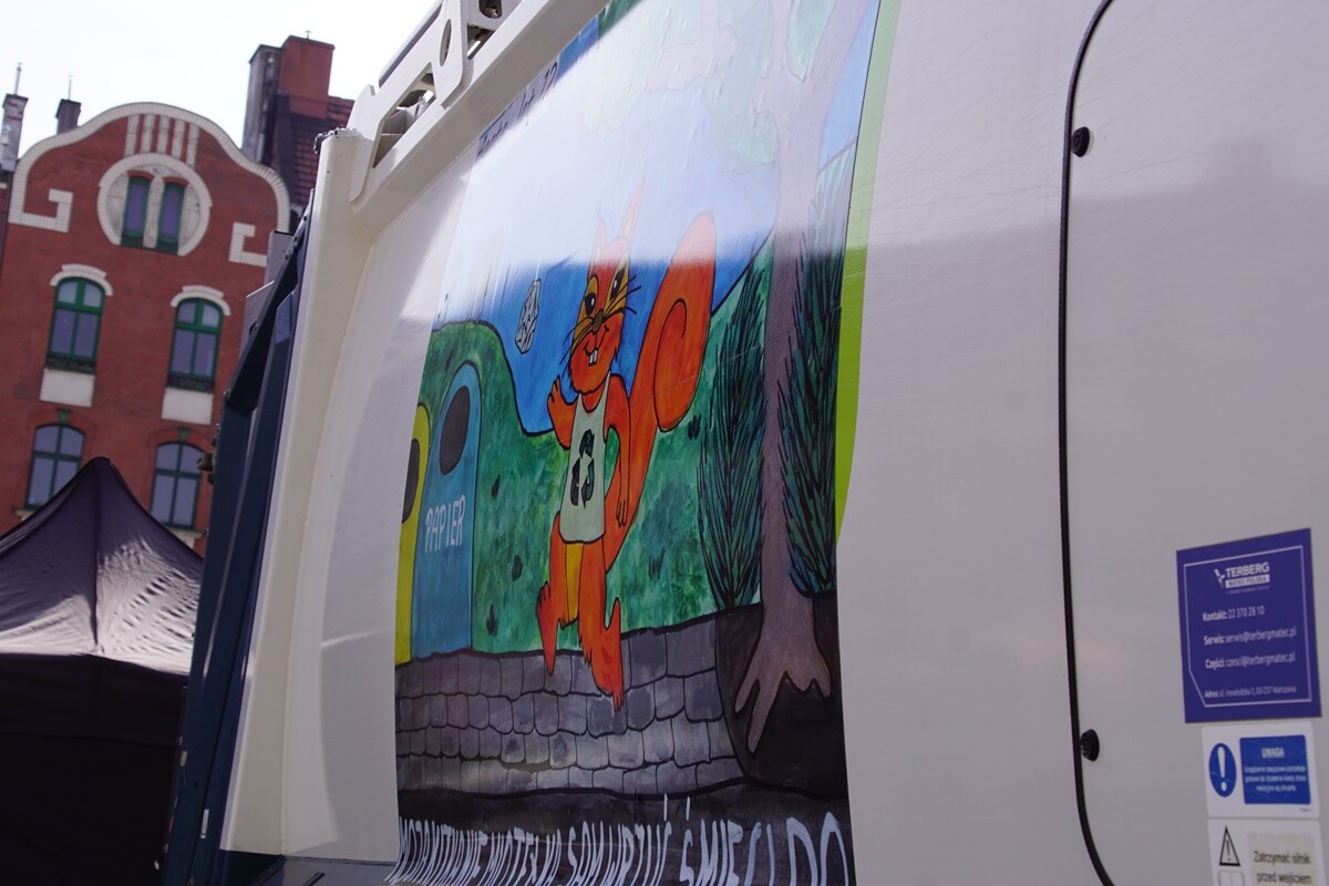 Wręczenie nagród laureatom konkursu na projekt grafiki na samochód ciężarowy przeznaczony do odbioru odpadów komunalnych.