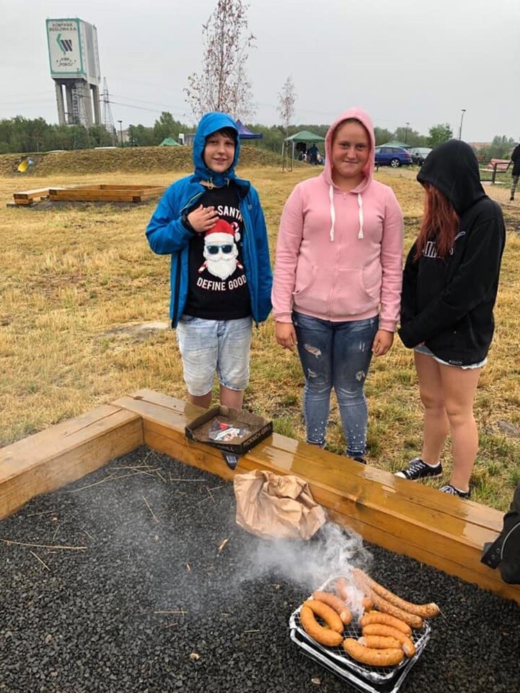 Miasteczko rowerowe, sadzenie drzewek, występ Grzegorza Poloczka oraz wiele innych atrakcji dla dzieci i dorosłych przygotowano w ramach niedzielnej (21.07) imprezy, która odbyła się pod hasłem “Ruda grilluje”. Została ona zorganizowana na zrewitalizowanej hałdzie przy ul. 1 Maja w Rudzie Śląskiej.