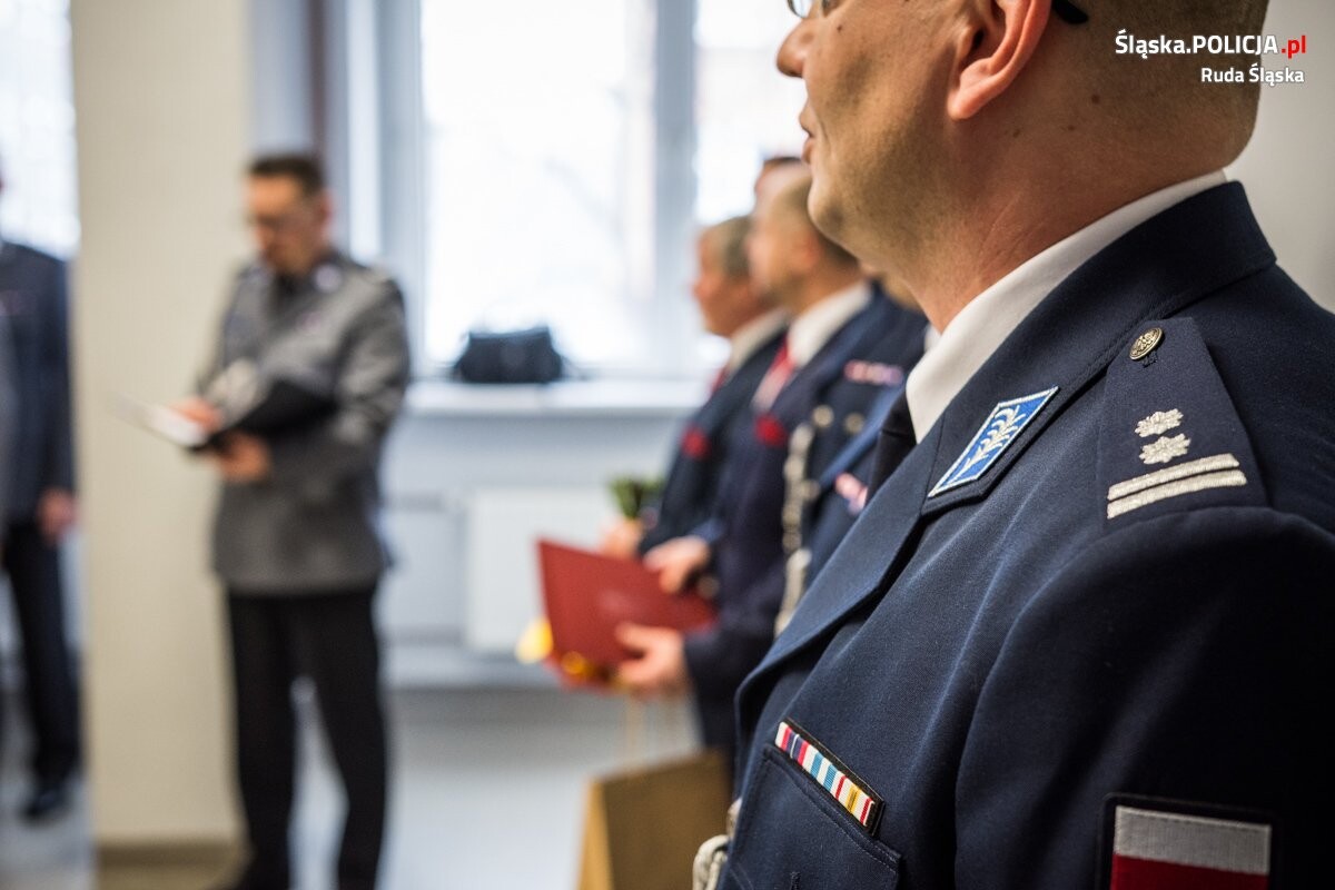 Dziś w rudzkiej komendzie odbyło się wprowadzenie podinspektora Dawida Gila na stanowisko Komendanta Miejskiego Policji w Rudzie Śląskiej. Nowy komendant jest dobrze znany rudzkim policjantom, przez większość swojej policyjnej kariery służył w tutejszym garnizonie / fot. KMP Ruda Śląska