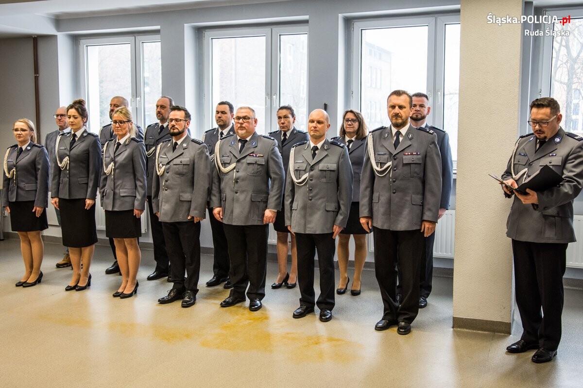 Dziś w rudzkiej komendzie odbyło się wprowadzenie podinspektora Dawida Gila na stanowisko Komendanta Miejskiego Policji w Rudzie Śląskiej. Nowy komendant jest dobrze znany rudzkim policjantom, przez większość swojej policyjnej kariery służył w tutejszym garnizonie / fot. KMP Ruda Śląska