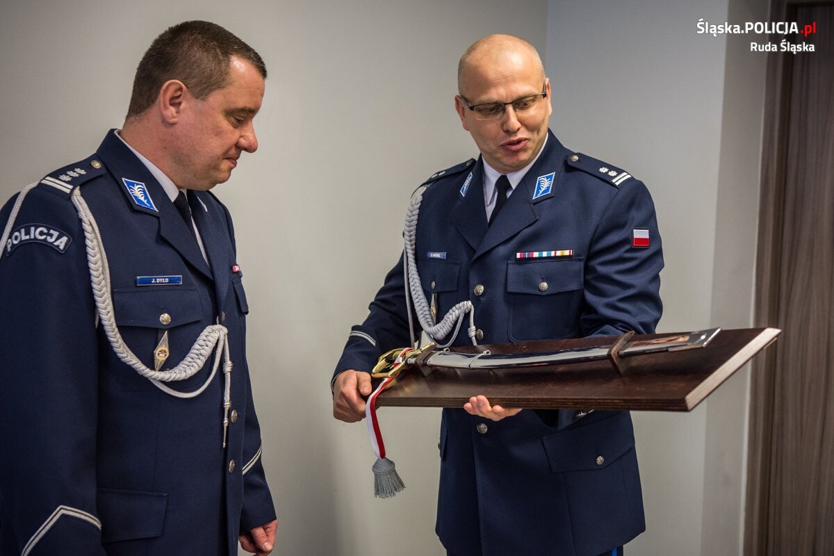 Dziś w rudzkiej komendzie odbyło się wprowadzenie podinspektora Dawida Gila na stanowisko Komendanta Miejskiego Policji w Rudzie Śląskiej. Nowy komendant jest dobrze znany rudzkim policjantom, przez większość swojej policyjnej kariery służył w tutejszym garnizonie / fot. KMP Ruda Śląska