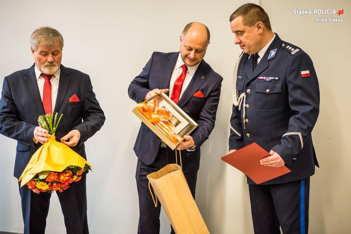 Dziś w rudzkiej komendzie odbyło się wprowadzenie podinspektora Dawida Gila na stanowisko Komendanta Miejskiego Policji w Rudzie Śląskiej. Nowy komendant jest dobrze znany rudzkim policjantom, przez większość swojej policyjnej kariery służył w tutejszym garnizonie / fot. KMP Ruda Śląska