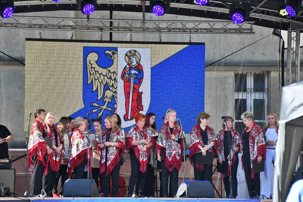 Wczoraj na placu Jana Pawła II w Nowym Bytomiu odbył się koncert charytatywny "Ruda Śląska solidarna z Ukrainą!", którego organizatorami byli: Miasto Ruda Śląska i Telewizja TVS. 

fot. Jacek Knapik